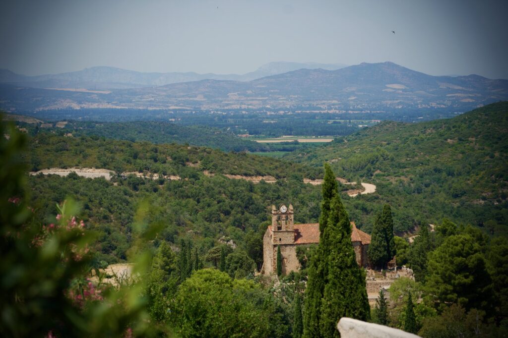 Vacances dans les Pyrénées orientales - Promenade dans le pittoresque village de Castelnou - ©LMDC, 2026