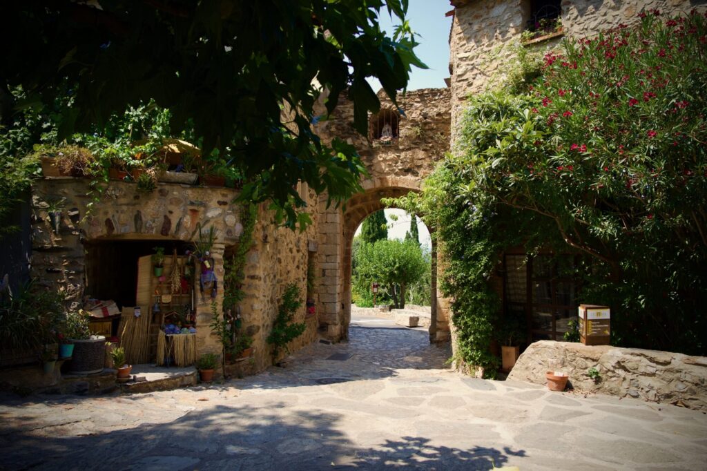 Vacances dans les Pyrénées orientales - Promenade dans le pittoresque village de Castelnou - ©LMDC, 2026