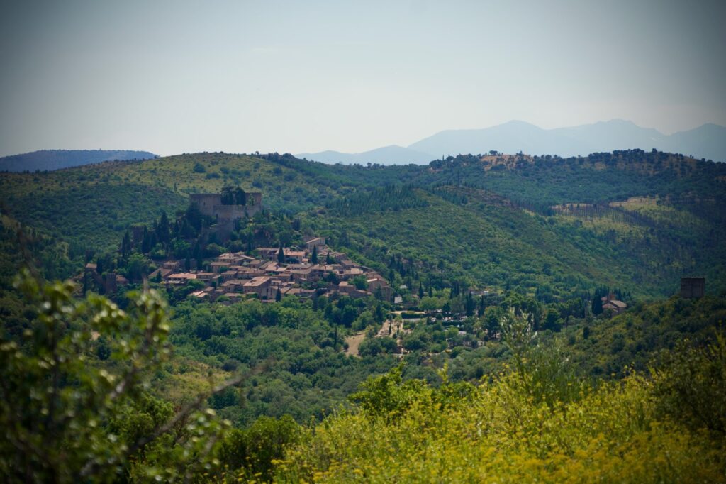 Vacances dans les Pyrénées orientales - Promenade dans le pittoresque village de Castelnou - ©LMDC, 2026