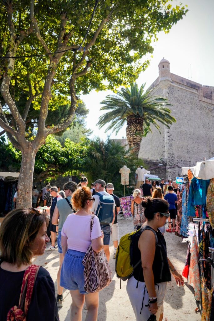 Vacances dans les Pyrénées orientales - Collioure vivante et pressée par son marché matinale - ©LMDC, 2026