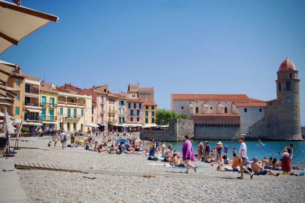 Vacances dans les Pyrénées orientales - Collioure vivante et pressée par son marché matinale - ©LMDC, 2026