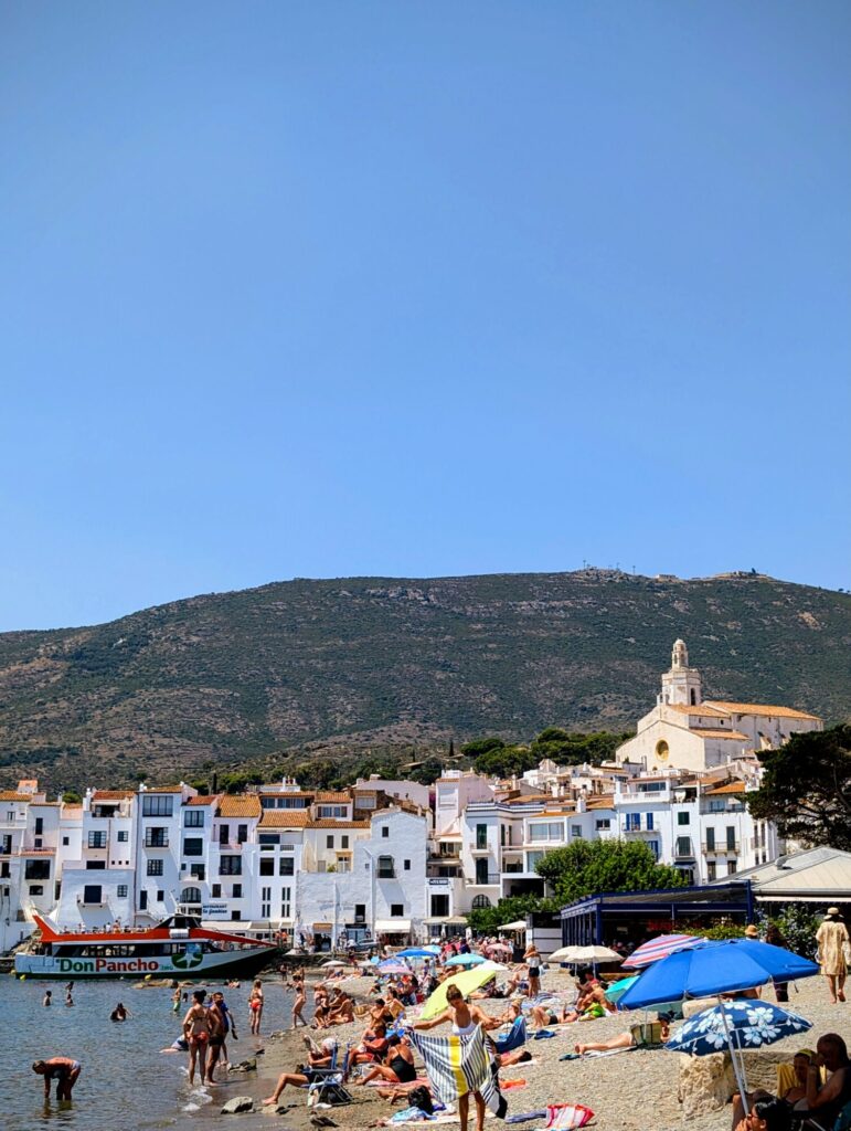 Vacances dans les Pyrénées orientales - à la recherche d'un peu de fraîcheur au pied des Pyrénées, sur la Costa Brava dans le bucolique petit port de Cadaquès - ©LMDC, 2026