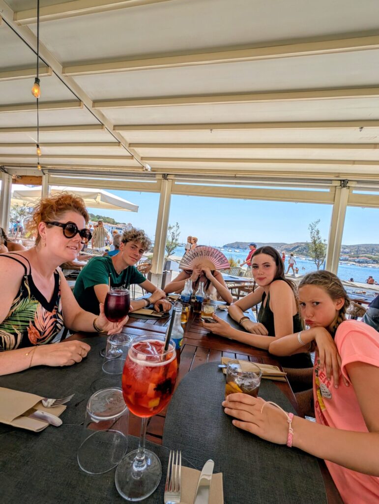 Vacances dans les Pyrénées orientales - à la recherche d'un peu de fraîcheur au pied des Pyrénées, sur la Costa Brava dans le bucolique petit port de Cadaquès - ©LMDC, 2026