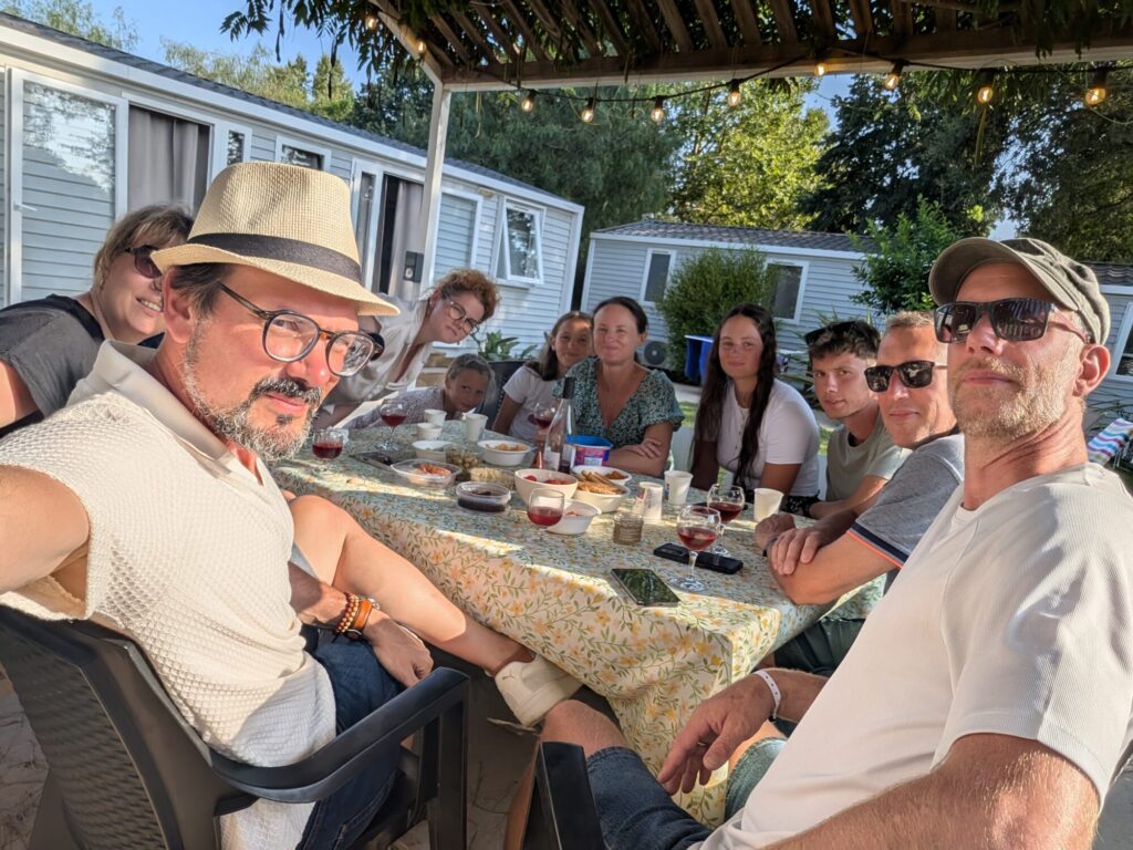 Vacances dans les Pyrénées orientales - Entre amis - Camping le Dauphin - Argelès-Sur-Mer - ©LMDC, 2026
