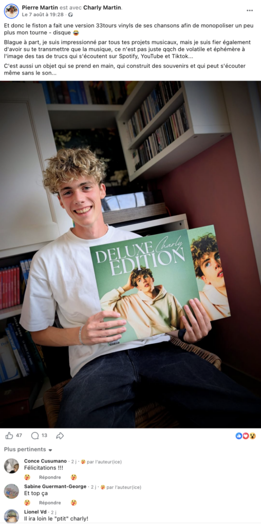 Et donc le fiston a fait une version 33tours vinyls de ses chansons afin de monopoliser un peu plus mon tourne - disque 😂Blague à part, je suis impressionné par tous tes projets musicaux, mais je suis fier également d'avoir su te transmettre que la musique, ce n'est pas juste qqch de volatile et éphémère à l'image des tas de trucs qui s'écoutent sur Spotify, YouTube et Tiktok...C'est aussi un objet qui se prend en main, qui construit des souvenirs et qui peut s'écouter même sans le son...